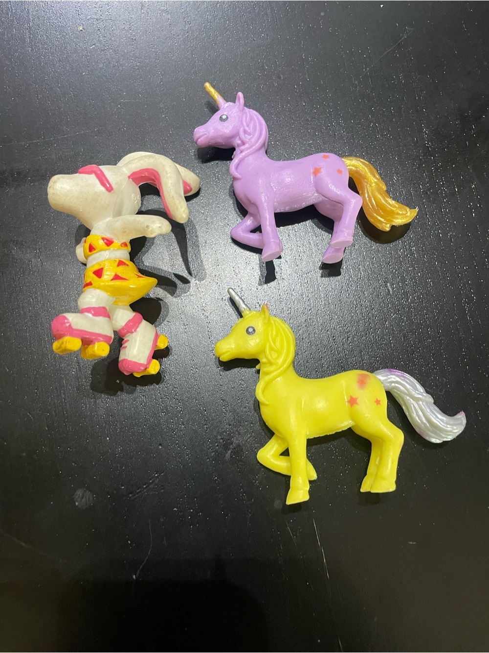 BEACH BUNNIES ROLLERSKATES PVC vintage toy 1989 and 2 unicorns